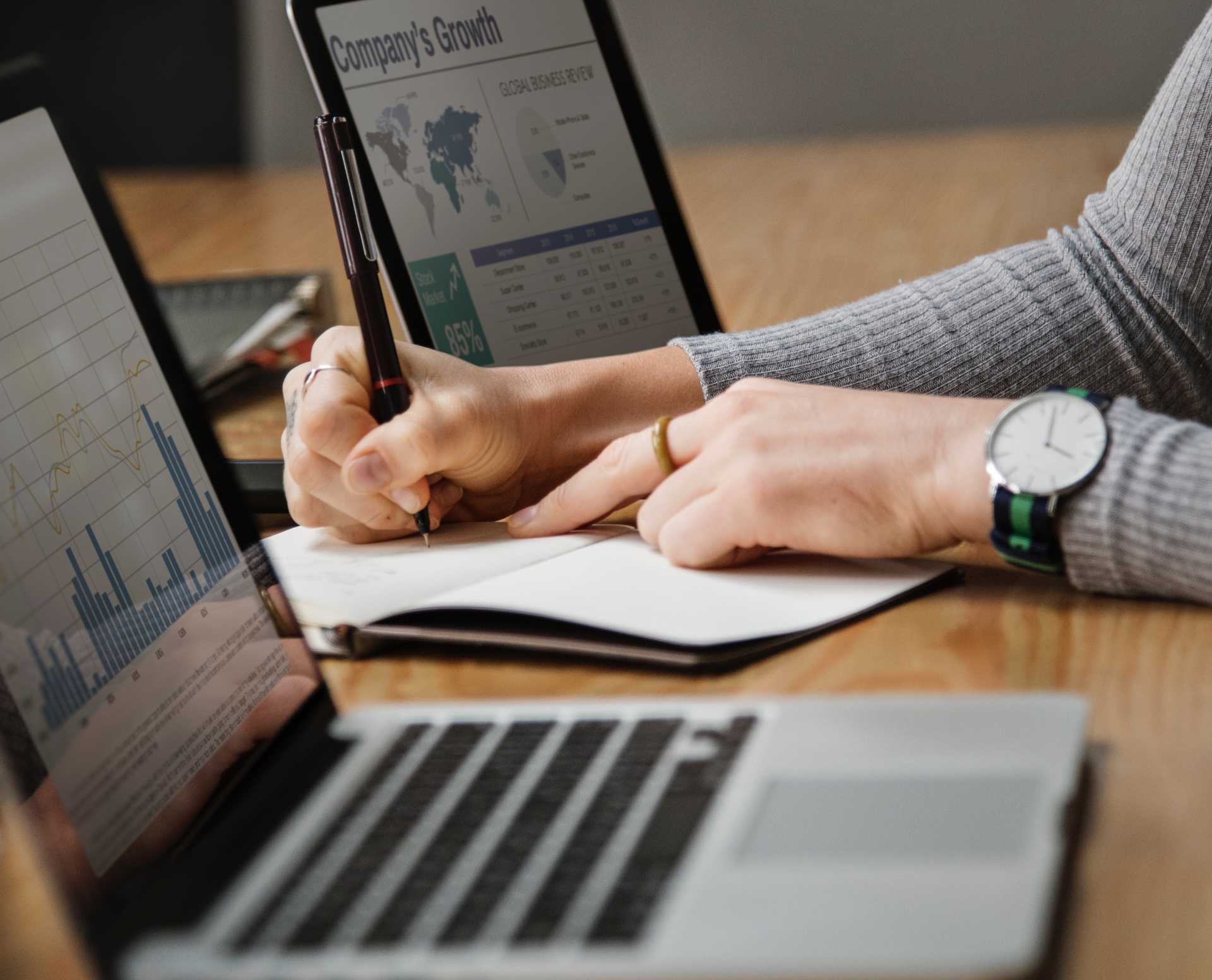 Choosing the Right Expert: Recruiter vs. Industry Pro for Your Resume