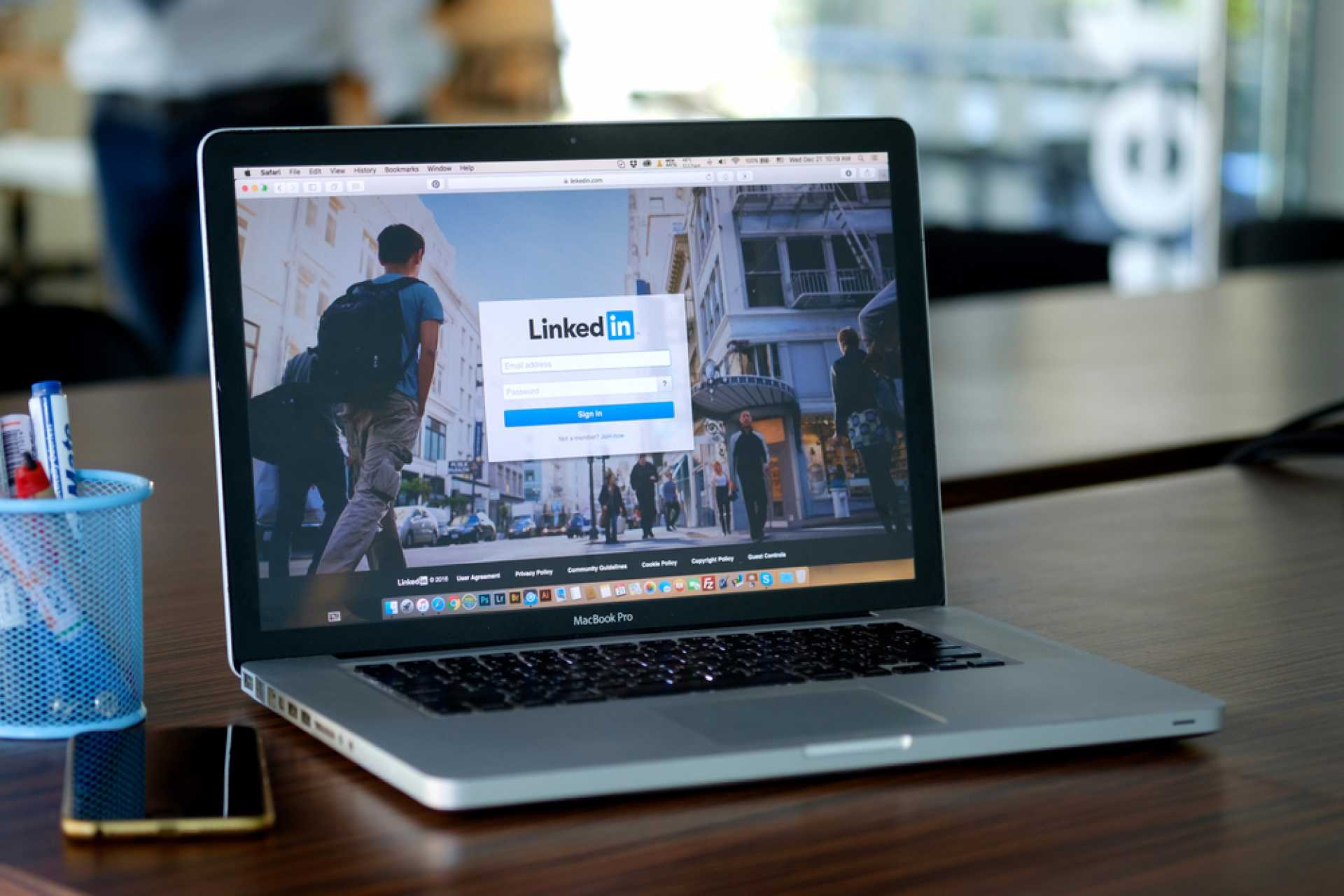 How to Successfully Use LinkedIn to Find Your Dream Job | Resumeble